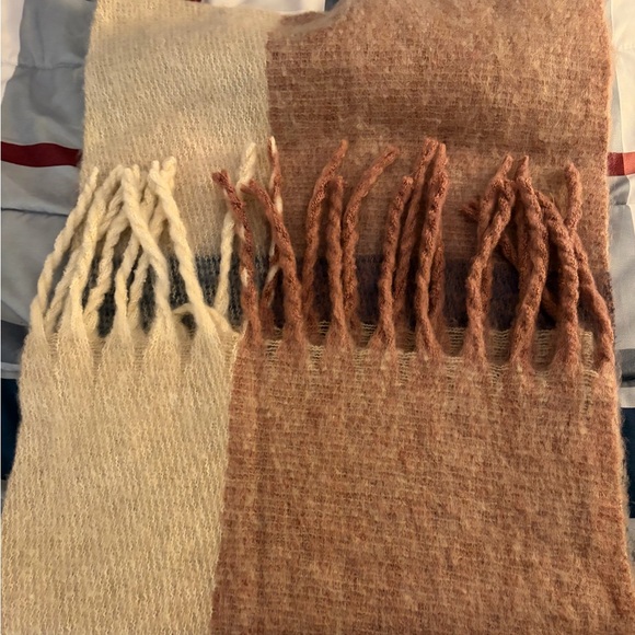 Slightly used Color Block Scarf - Picture 4 of 4